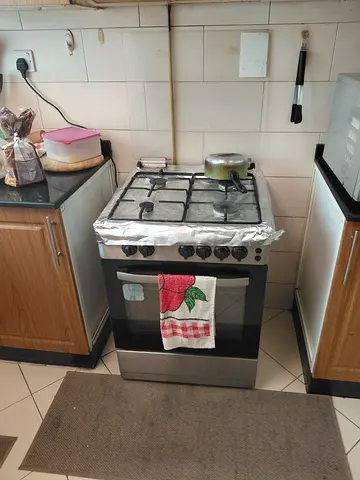 Used freestanding 4-burner gas stove with oven - working condition