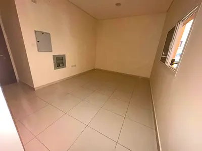 استوديو بمطبخ منفصل للإيجار السنوي _مساحه كبيره_صيانه مجانيه _تكييف مركزي_قريب من الخدمات ومخرج دبي