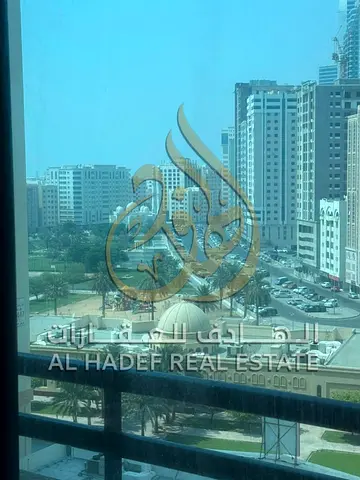 غرفتين وصالة للإيجار السنوي في المجاز 3 بالشارقة | صالة منفصلة | موزع | غرفة غسيل واستور | تكييف وباركن مجاني | خزائن بالحائط | 4 دفعات