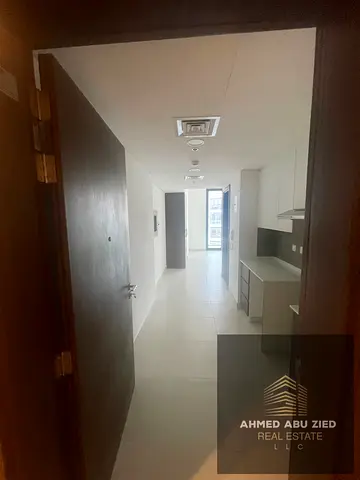 اجمل استوديو اطلاله بحريه ببلكونه-تشطيبات حديثه وديكورات راقيه-مطبخ مجهز بالكامل-صيانه كامله عل المالك-منطقه حيويه بالقرب من جميع الخدمات