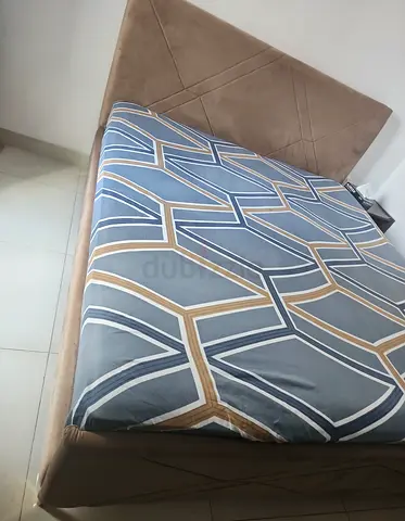 Modern Upholstered King (180x200) Bed Frame with Padded Headboard, Mattress included.