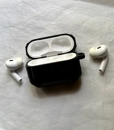 Apple airpods pro2,ANC, Type C Case,only 1 year old , left not working
