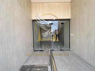 للإيجار السنوي بعجمان شقة غرفة وصالة أول ساكن في الجرف حمامين بتشطيبات حديثة خزائن حائط مدخل أنيق وفخم بلكونة بإطلالة مفتوحة  فرصة مميزة للسكن