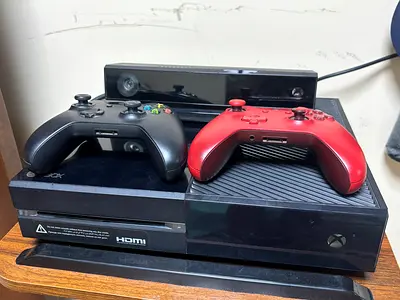 Xbox one for sale with 2 controllers and Kinect !