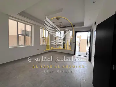 فيلا بسعر لا يفوت علي مخرج دبي علي مساحه كبيره مع غرفة  خادمه 5 غرف ماستر وروف كبير مع  صاله ومجلس وباركن داخلي مغطي