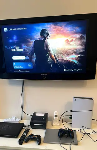 Samsung 40 Wall-Mounted LED TV in Good Working Condition