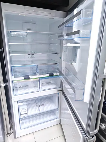 Bosch series 8 Refrigerator bottom Freezer with water dispenser