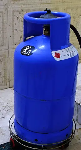 Gas cylinder with 3/4 full of gas