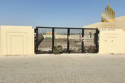 ساحة صناعية مع مستودعات للبيع فى الصجعة