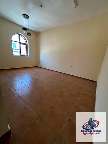 أجمل غرفه وصاله بالمجره تكييف وغاز مركزي تشطيب سوبر ديلوكس مساحات ممتازه جدا مطبخ منفصل وحمام تشطيب سوبر ديلوكس باركينج ترابي امام البنايه ومخرج دبي