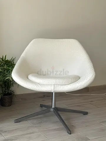 allermuir Pair of modern swivel lounge chairs in white (used) 2pcs