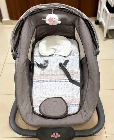 Automatic Swinging Baby Rocker with Harness and Hanging Toy