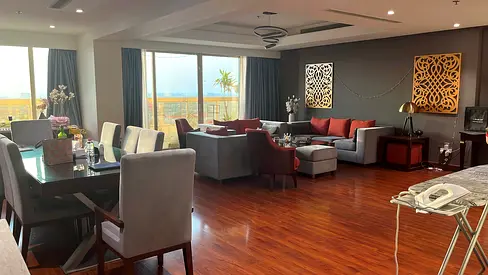 Bedspace in luxury apartment outside financial center metro