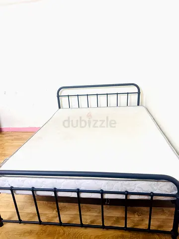 Single metal frame bed with mattress - good condition