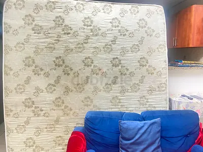 Queen-size floral mattress - good condition