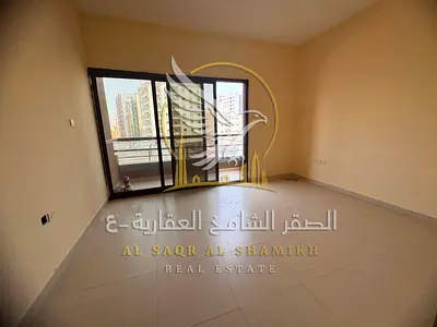 شقة للإيجار السنوي في الحميدية، غرفتان وصالة مع بلكونة و3 حمامات وخزائن حائط، بجوار اتصالات والمحكمة، موقع مميز وقريب من الخدمات.