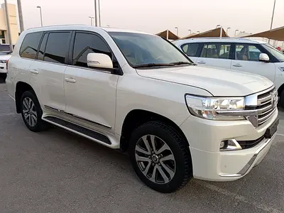 Toyota Land Cruiser GXR V8 5.7L 2017 | GCC Specs | Pristine Condition