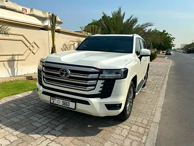 Toyota Land Cruiser 2025 GCC V6 4.0 GXR 100% original paint Under warranty ALFUTTAIM single owner