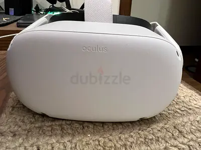 Oculus Quest 2 Carrying Case with Strap with stand (White) - Great Condition