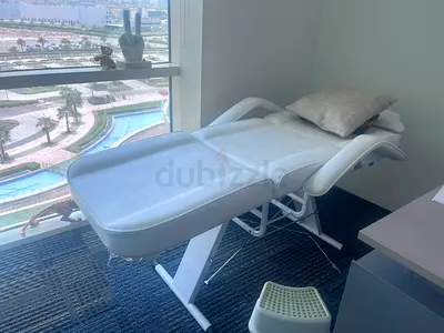 Adjustable reclining salon/beauty treatment bed - white