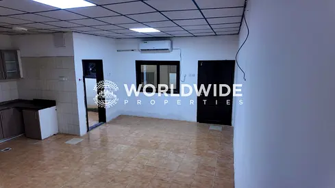 شقة واسعة مكونة من غرفتي نوم وصالة، تتسع من ١٢ إلى ١٦ شخصًا، مع مطبخ وحمام ملحقين.