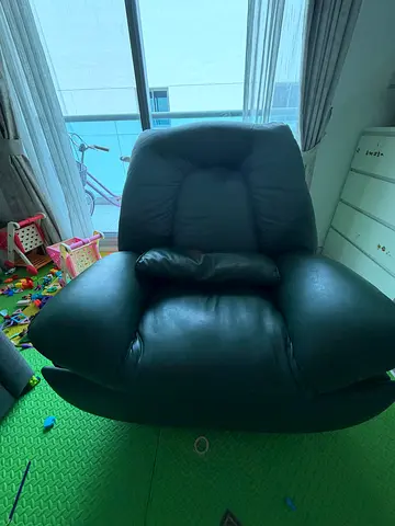 Large Green Leather Recliner Armchair in Good Condition