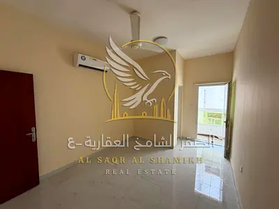 شقه ثلاث غرف وصاله وثلاث حمامات وغرفه ماستر مع خزاءن حاءط بسعر مغري علي مخرج دبي مباشرة بجوار حديقة العاليه العامه