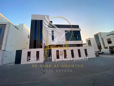 First occupancy villa with private pool, internal elevator, central air conditioning, terrace and roof