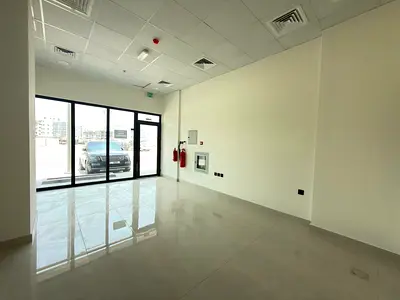 EXPAND YOUR BUSINESS IN A STRATEGIC LOCATION! PRIME COMMERCIAL SPACE FOR LEASE WITH FLEXIBLE 12 CHEQUES PAYMENT PLAN.CALL TODAY TO BOOK A VIEWING!