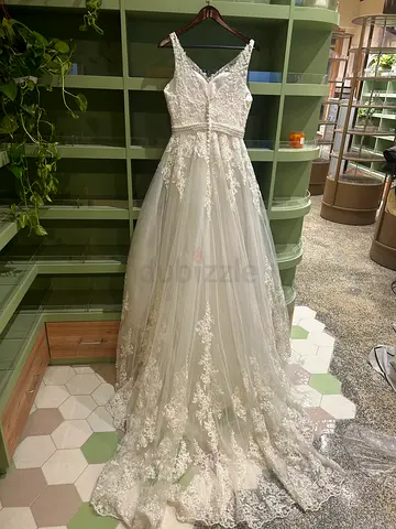 White lace A-line wedding dress with tulle skirt, V-neck and train