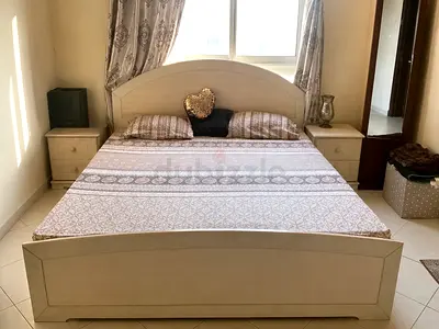 Queen size complete bed set
