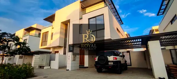 فرصة استثنائية (سعر مميز) | فيلا شبه منفصلة (Semi-detached) | 4 غرف نوم + غرفة خادمة | إمكانية الوصول إلى الشاطئ | تصميم عصري | تخطيط داخلي أنيق | ميز