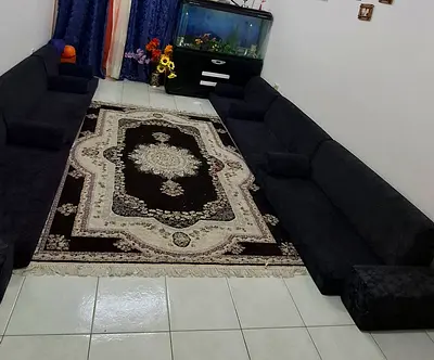 Majlis and Large classic Persian-style area rug in brown and cream - good condition