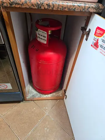 Full red LPG gas cylinder with regulator- good working condition-21kg