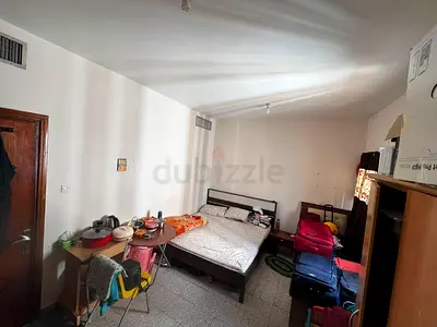 Private room available for couples in two bedroom flat in Khalidiyah