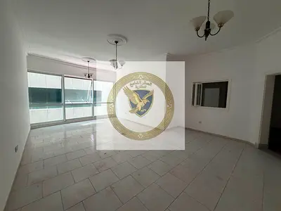 شقة واسعة للإيجار السنوي المجاز2 غرفتين نوم وصاله تكييف مجاني  مسبح مجاني  تكييف مركزي صيانه مجانيه قريبه علي مخرج دبي