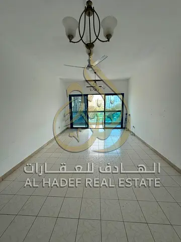 شقة غرفتين وصالة للإيجار السنوي في المجاز 2 – الشارقة | إطلالة على حديقة المجاز | صالة منفصلة | 47,000 درهم