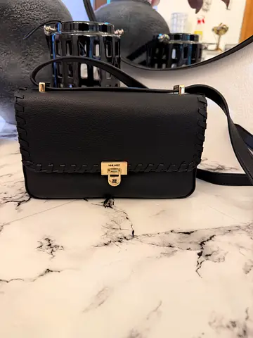 Black leather crossbody bag with gold clasp - Nine West