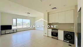 Bright 2BR | Vacant | Community View
