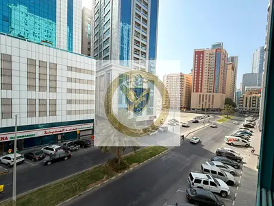 شقة واسعة للإيجار السنوي المجاز2 غرفه نوم وصاله مساحه واسعه تكييف مركزي صيانه مجانيه قريبه علي مخرج دبي