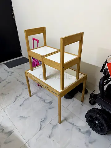 Kids table with 2 chairs