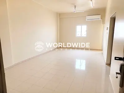 ٤ استوديوهات واسعة لسكن الموظفين، تتسع من ٦ إلى ٨ أشخاص، مع مطبخ وحمام ملحقين.