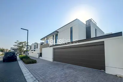 Upgraded | Open Plan | Close to Amenties