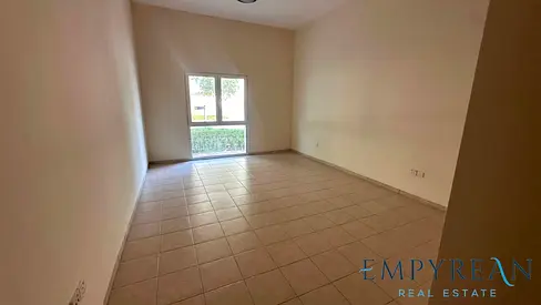 Vacant Studio | Near Metro & Pool | Corner