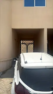 فيلا للإيجار  4 غرف نوم ماستر صاله كبيره مع حمام غرفة خدامه غرفة غسيل و كوي كراج تشطيب ممتاز في مجم