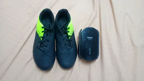Used black  neon football boots (size not specified) - good condition D-Link DRA-2060