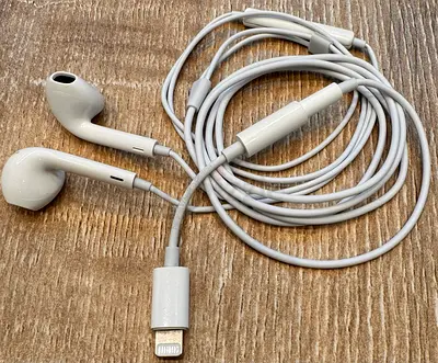 iPhone EarPods (Handsfree) with Lightening Connector