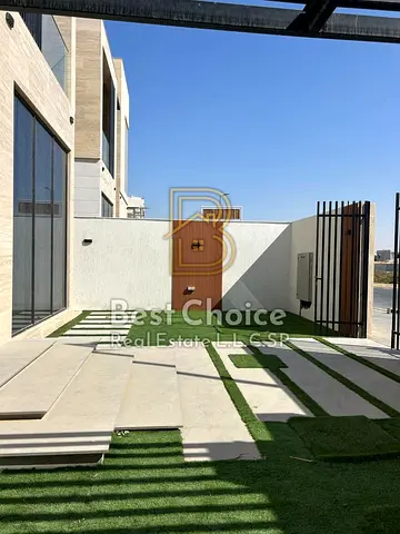 صفقة مميزة _ موقع استراتيجي _ فيلا فاخرة _ عائد استثماري مرتفع