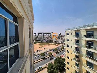 شقة واسعة مع شرفة في الطابق الأوسط