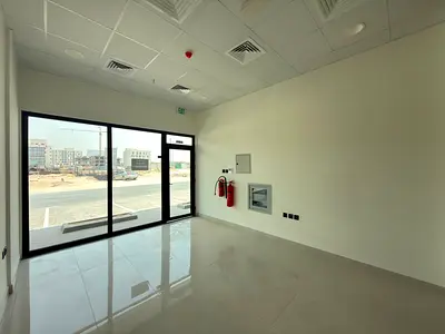 EXPAND YOUR BUSINESS IN A STRATEGIC LOCATION! PRIME COMMERCIAL SPACE FOR LEASE WITH FLEXIBLE 12 CHEQUES PAYMENT PLAN.CALL TODAY TO BOOK A VIEWING!